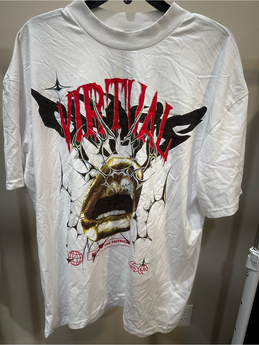 Boohoo Mens White Short-Sleeve Graphic Tee with Red and Gold Print NWT